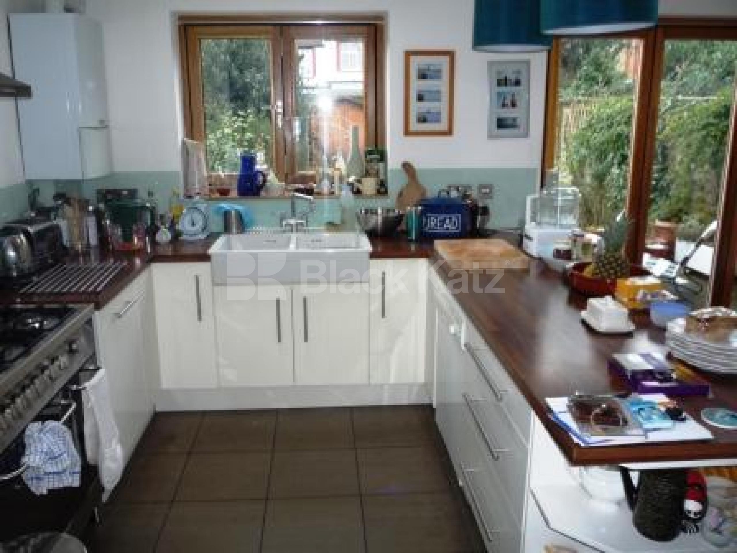 			5 Bedroom, 1 bath, 1 reception House			 Crestbrooke Avenue, PALMERS GREEN N13